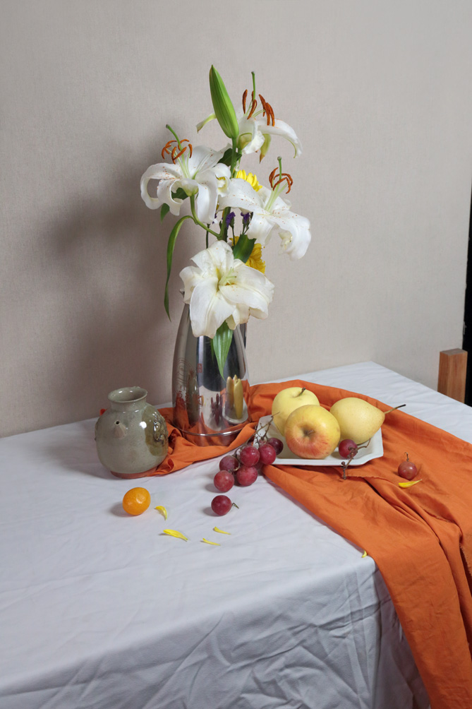 作画步骤:以花卉,不锈钢花瓶和水果为主的静物组合
